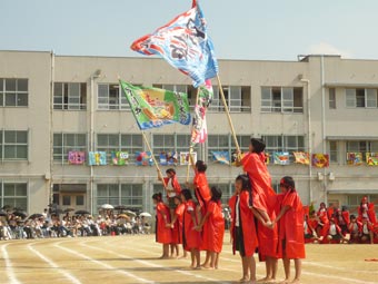 堺市立月州中学校様の大漁旗を使ったマスゲーム