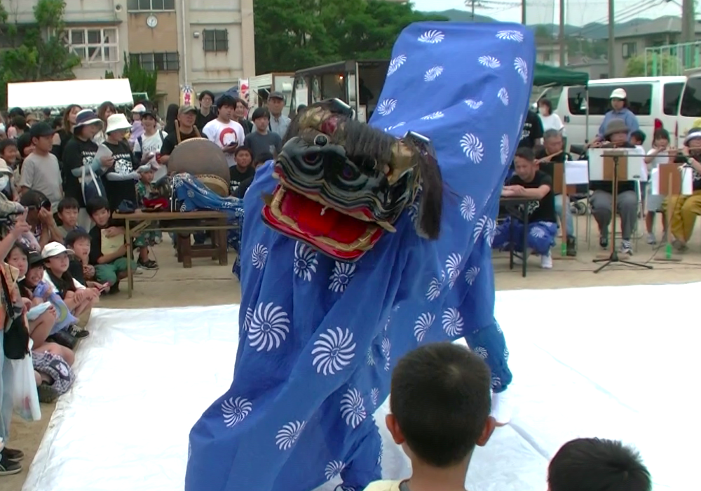 作成頂いた獅子覆いで舞っています。